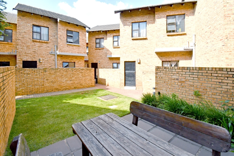 2 Bedroom Property for Sale in Rooihuiskraal North Gauteng