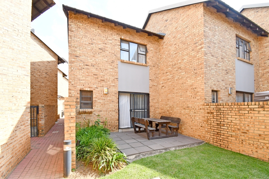 2 Bedroom Property for Sale in Rooihuiskraal North Gauteng