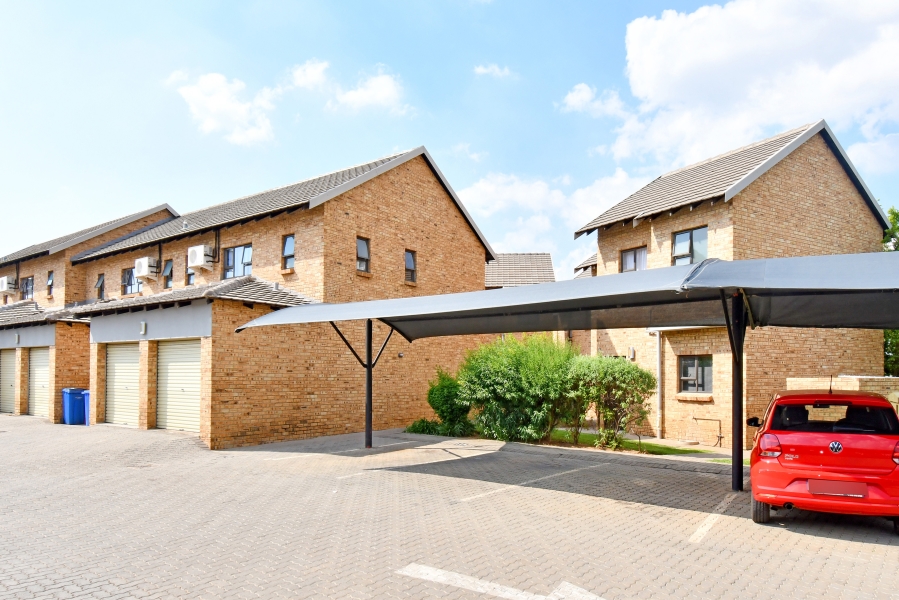 2 Bedroom Property for Sale in Rooihuiskraal North Gauteng