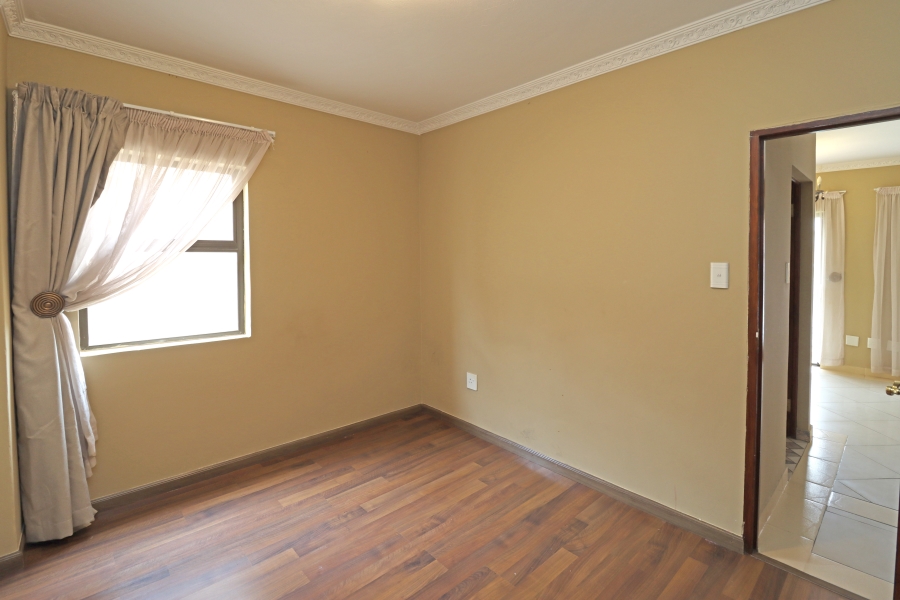 To Let 5 Bedroom Property for Rent in Blue Valley Golf Estate Gauteng