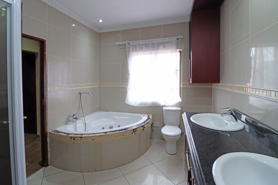 To Let 5 Bedroom Property for Rent in Blue Valley Golf Estate Gauteng