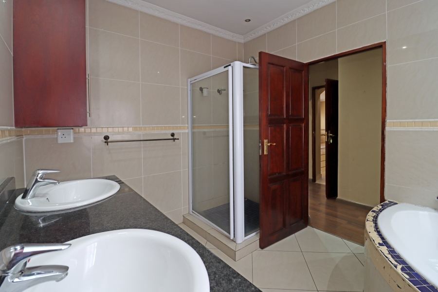 To Let 5 Bedroom Property for Rent in Blue Valley Golf Estate Gauteng