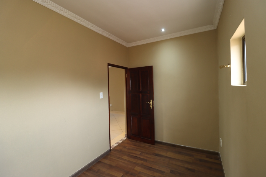 To Let 5 Bedroom Property for Rent in Blue Valley Golf Estate Gauteng