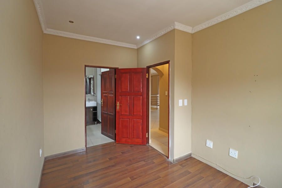 To Let 5 Bedroom Property for Rent in Blue Valley Golf Estate Gauteng