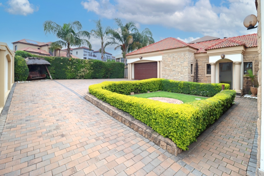 To Let 5 Bedroom Property for Rent in Blue Valley Golf Estate Gauteng