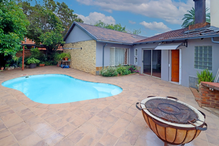 5 Bedroom Property for Sale in Rooihuiskraal North Gauteng
