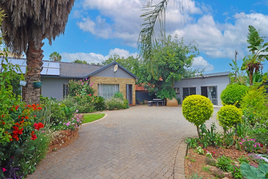 5 Bedroom Property for Sale in Rooihuiskraal North Gauteng