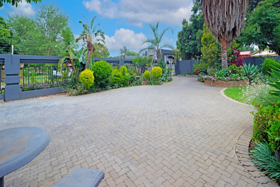 5 Bedroom Property for Sale in Rooihuiskraal North Gauteng