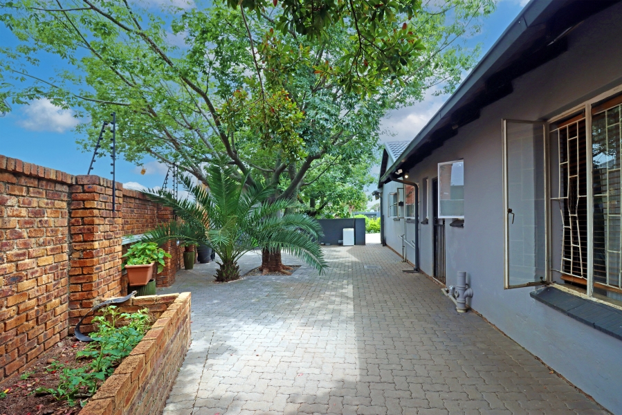 5 Bedroom Property for Sale in Rooihuiskraal North Gauteng