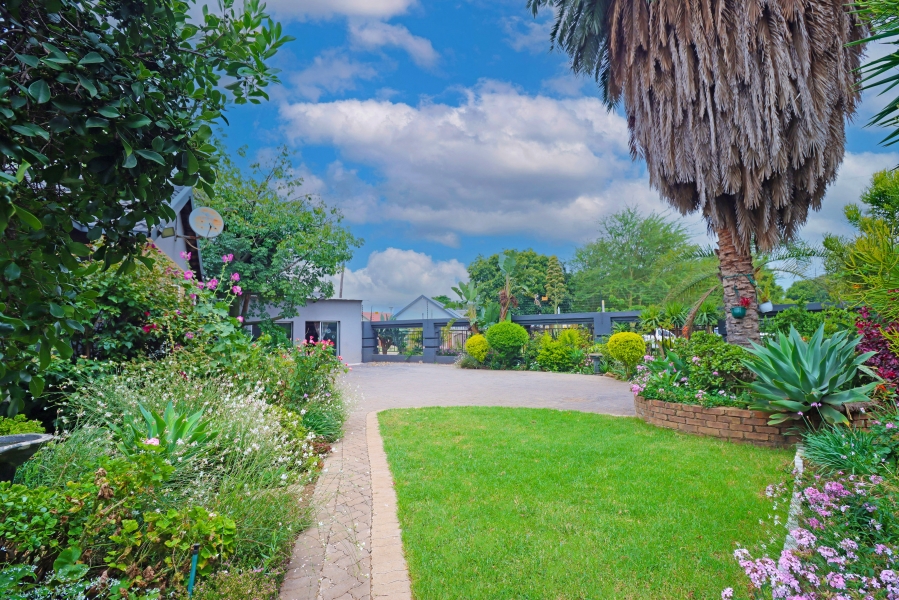 5 Bedroom Property for Sale in Rooihuiskraal North Gauteng