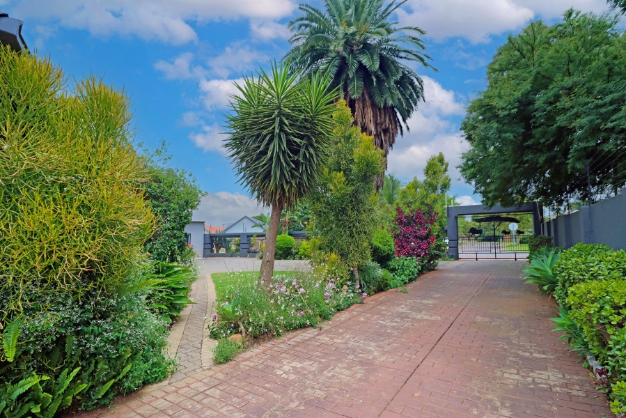 5 Bedroom Property for Sale in Rooihuiskraal North Gauteng