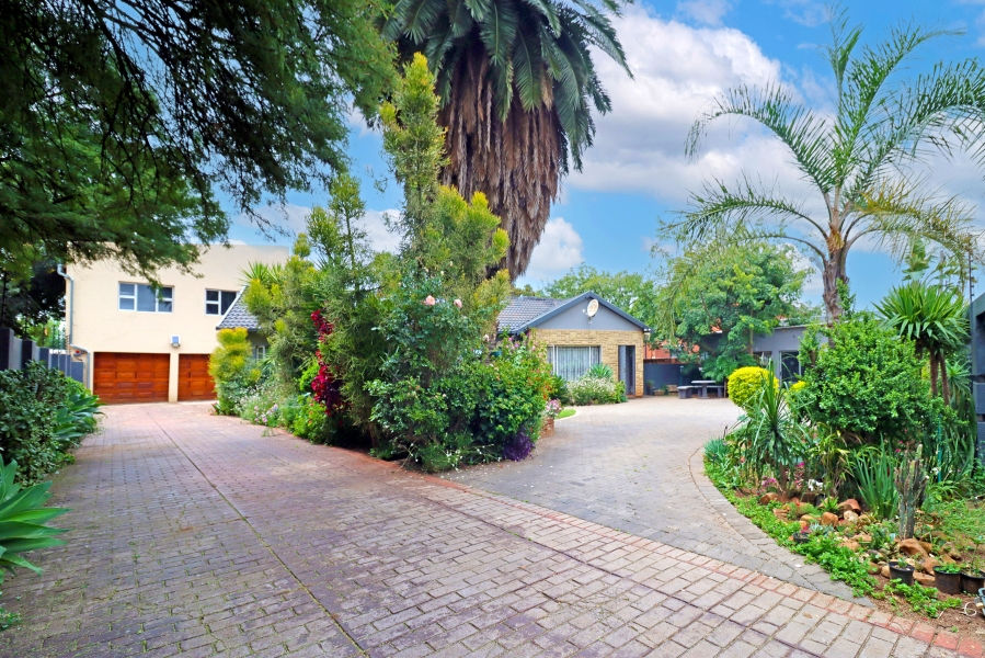 5 Bedroom Property for Sale in Rooihuiskraal North Gauteng