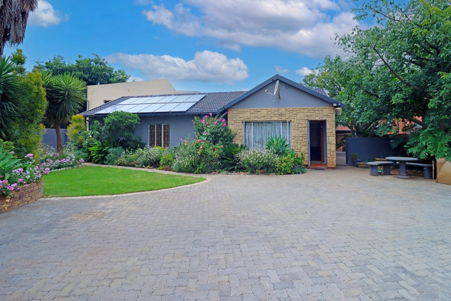 5 Bedroom Property for Sale in Rooihuiskraal North Gauteng