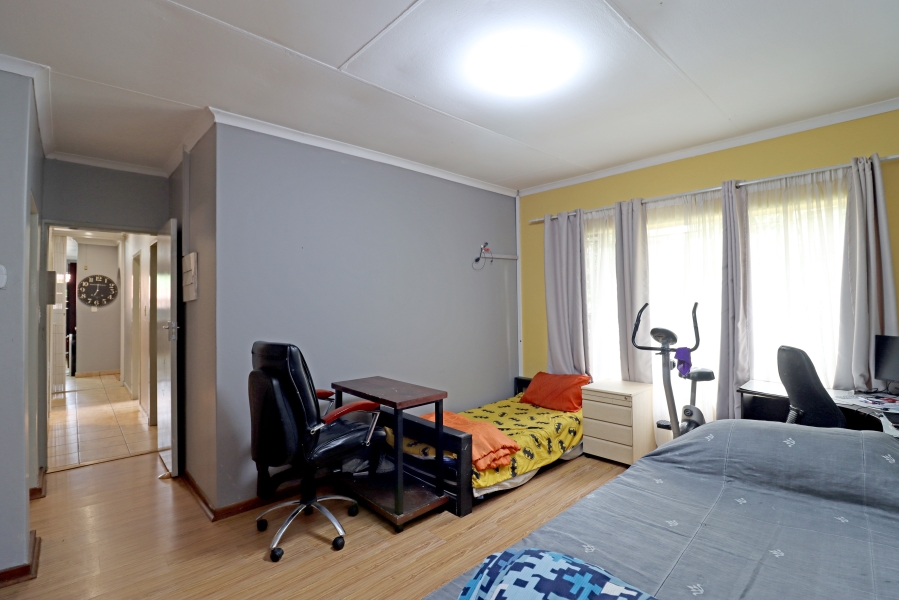 5 Bedroom Property for Sale in Rooihuiskraal North Gauteng