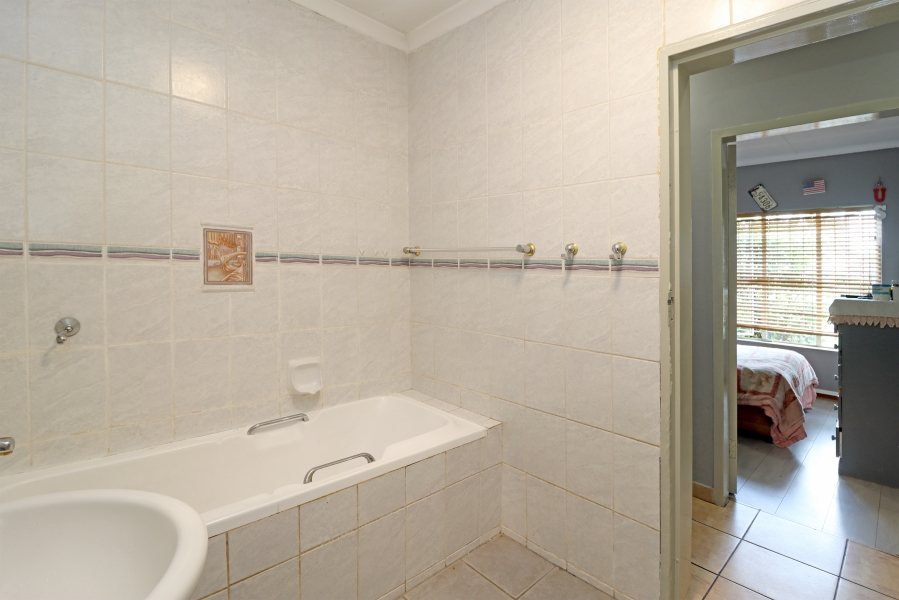 5 Bedroom Property for Sale in Rooihuiskraal North Gauteng