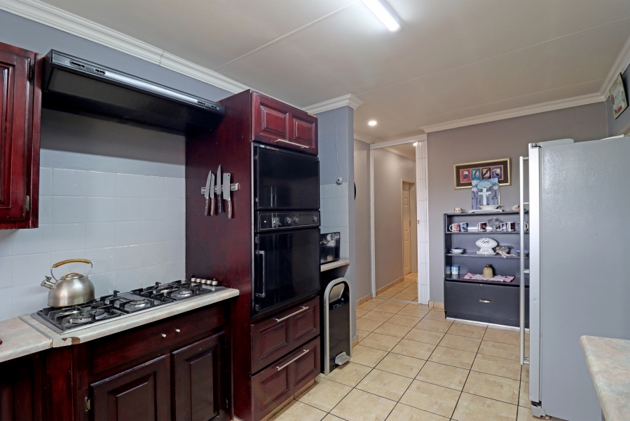 5 Bedroom Property for Sale in Rooihuiskraal North Gauteng