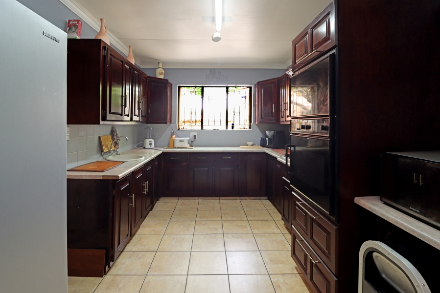 5 Bedroom Property for Sale in Rooihuiskraal North Gauteng