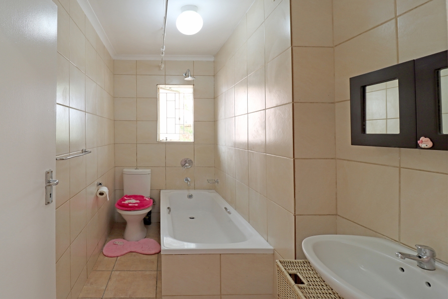 5 Bedroom Property for Sale in Rooihuiskraal North Gauteng