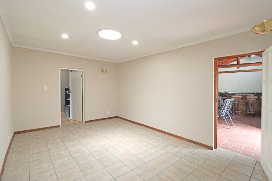 5 Bedroom Property for Sale in Rooihuiskraal North Gauteng