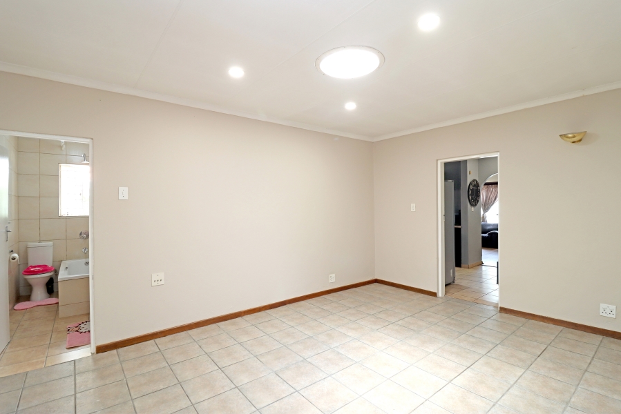 5 Bedroom Property for Sale in Rooihuiskraal North Gauteng