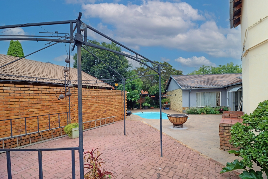 5 Bedroom Property for Sale in Rooihuiskraal North Gauteng