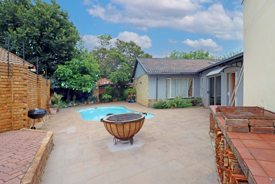 5 Bedroom Property for Sale in Rooihuiskraal North Gauteng