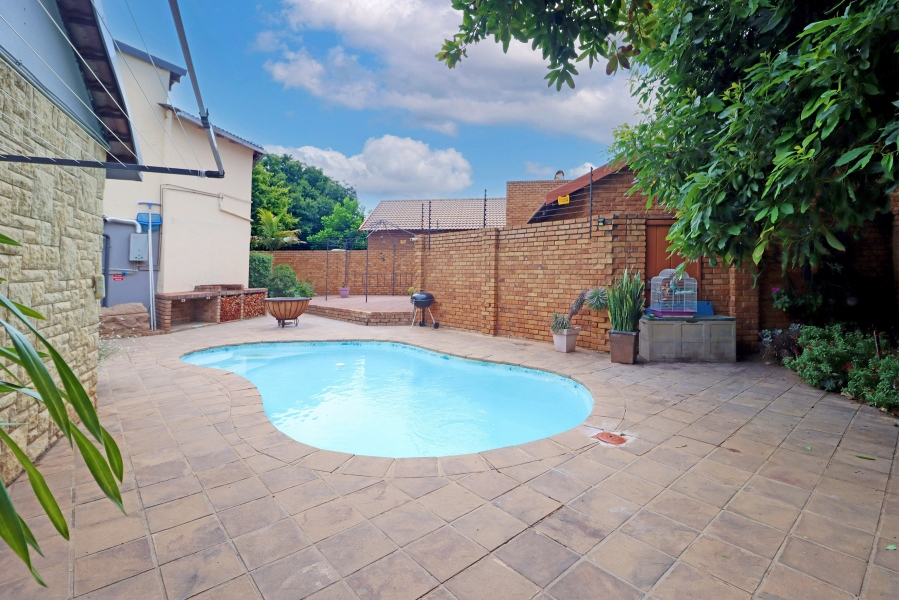 5 Bedroom Property for Sale in Rooihuiskraal North Gauteng