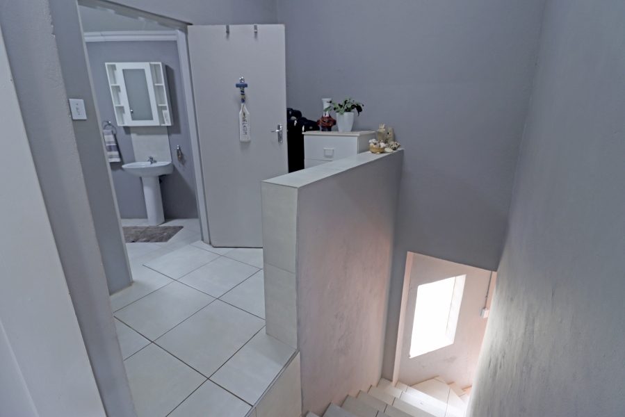 5 Bedroom Property for Sale in Rooihuiskraal North Gauteng