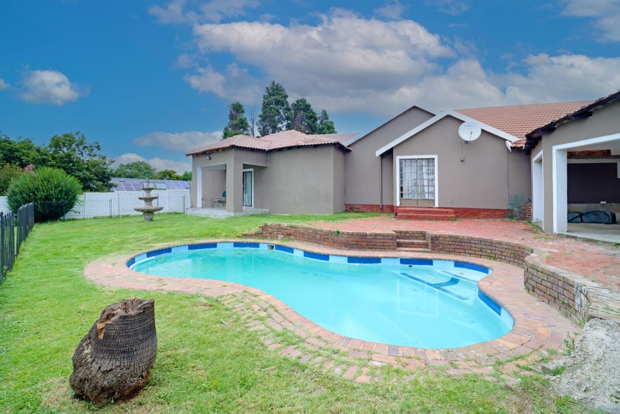 7 Bedroom Property for Sale in Vorna Valley Gauteng