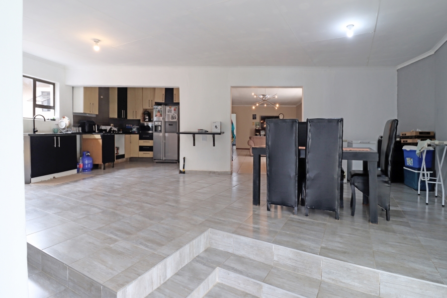 7 Bedroom Property for Sale in Vorna Valley Gauteng