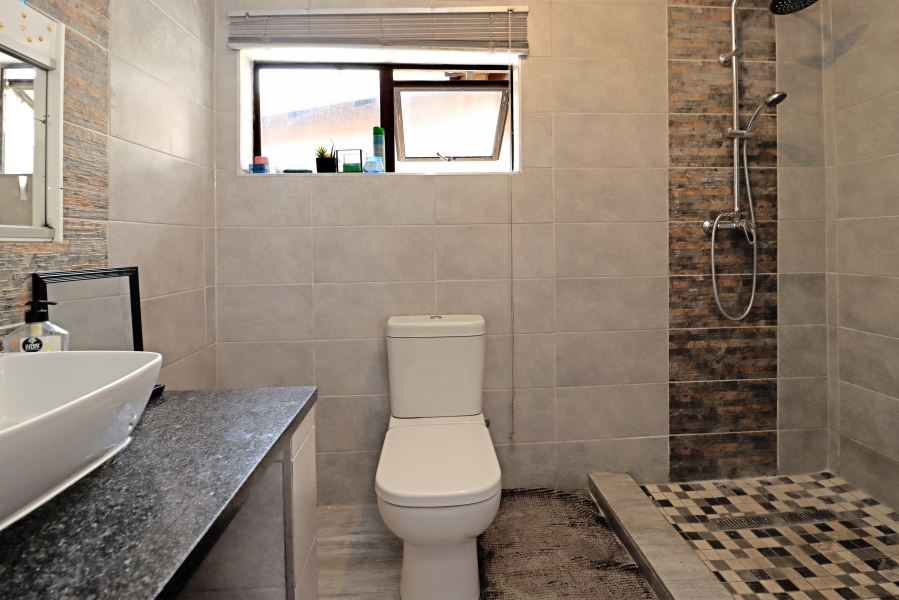 7 Bedroom Property for Sale in Vorna Valley Gauteng