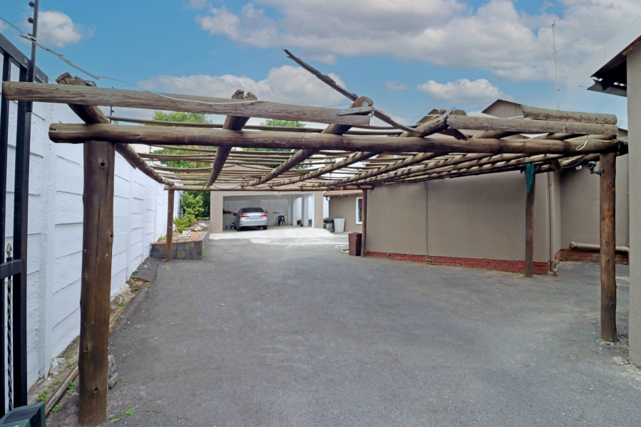 7 Bedroom Property for Sale in Vorna Valley Gauteng