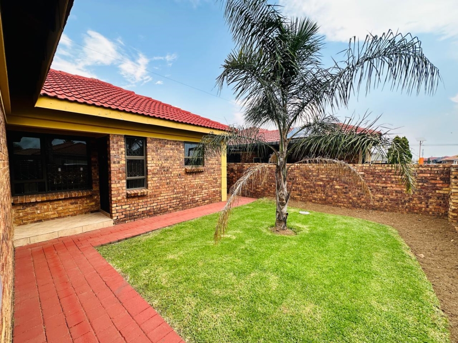 To Let 3 Bedroom Property for Rent in Southdowns Estate Gauteng
