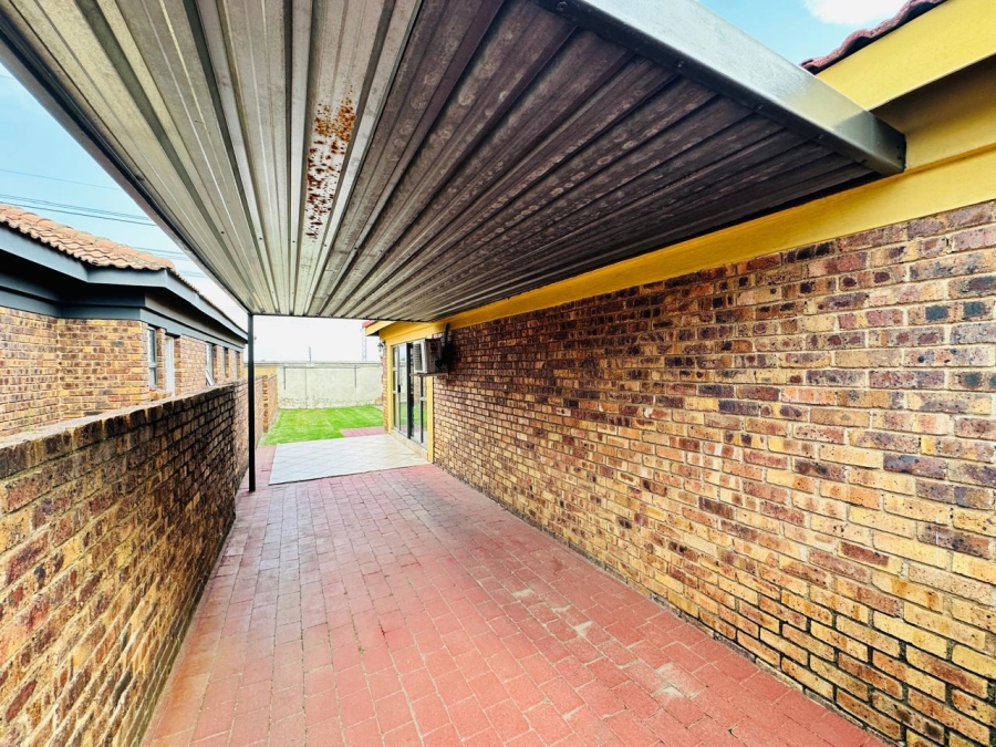 To Let 3 Bedroom Property for Rent in Southdowns Estate Gauteng