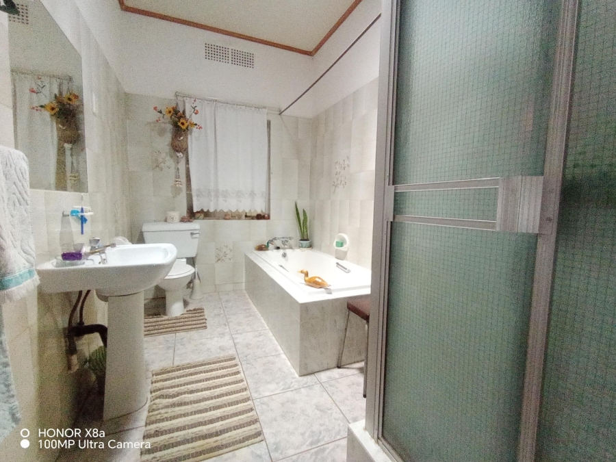 3 Bedroom Property for Sale in Cyrildene Gauteng