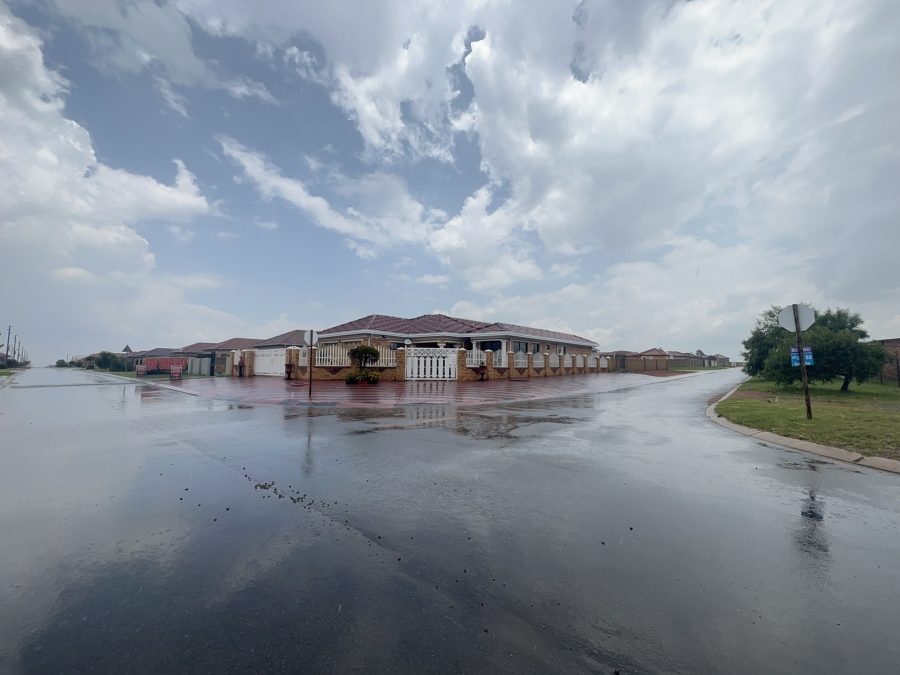 2 Bedroom Property for Sale in Azaadville Gardens Gauteng