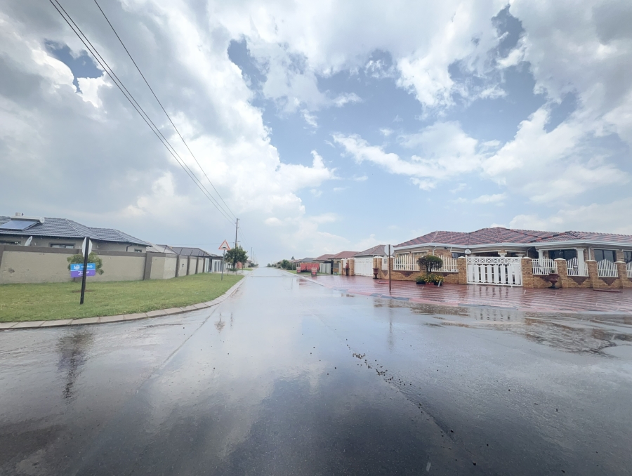 2 Bedroom Property for Sale in Azaadville Gardens Gauteng