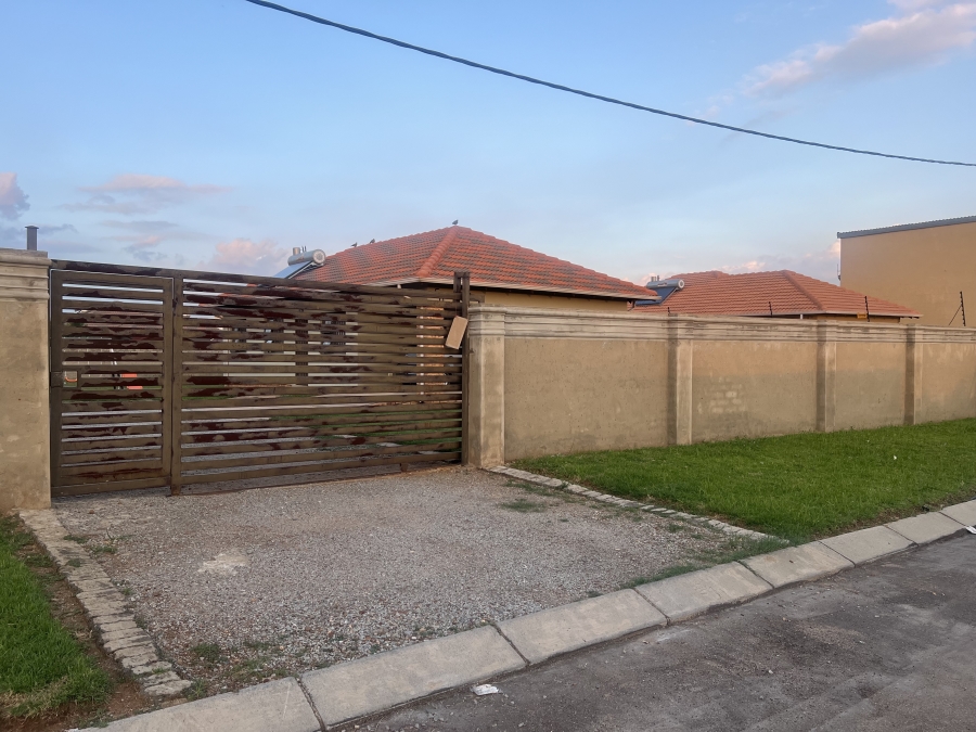 2 Bedroom Property for Sale in Azaadville Gardens Gauteng