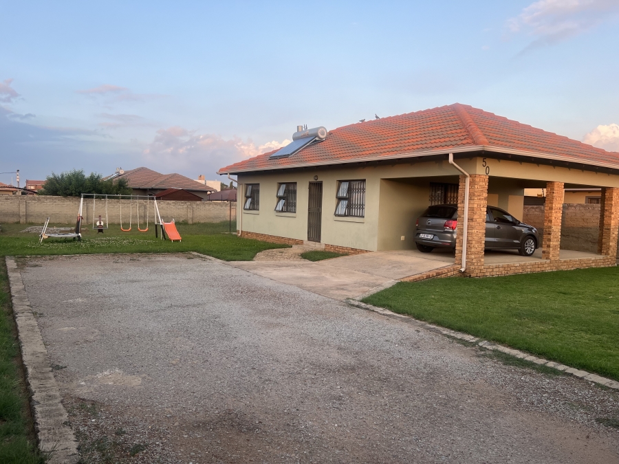 2 Bedroom Property for Sale in Azaadville Gardens Gauteng