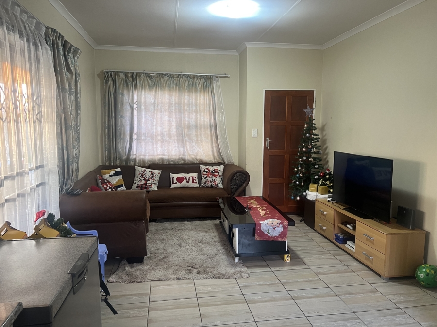 2 Bedroom Property for Sale in Azaadville Gardens Gauteng