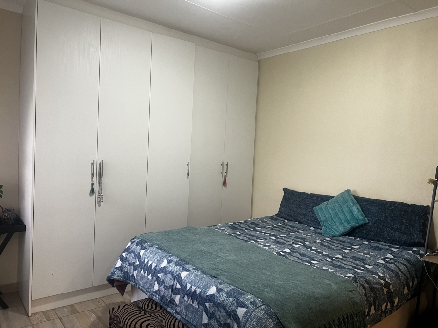 2 Bedroom Property for Sale in Azaadville Gardens Gauteng