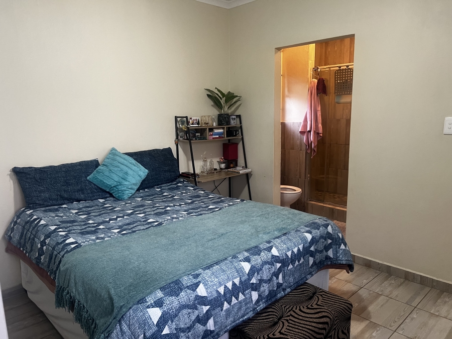 2 Bedroom Property for Sale in Azaadville Gardens Gauteng