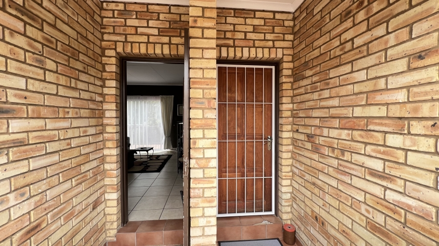 2 Bedroom Property for Sale in Helikonpark Gauteng