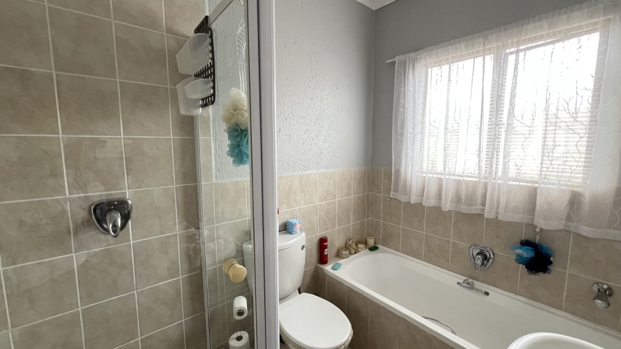 2 Bedroom Property for Sale in Helikonpark Gauteng