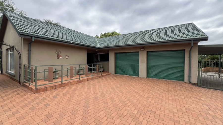 4 Bedroom Property for Sale in Helikonpark Gauteng