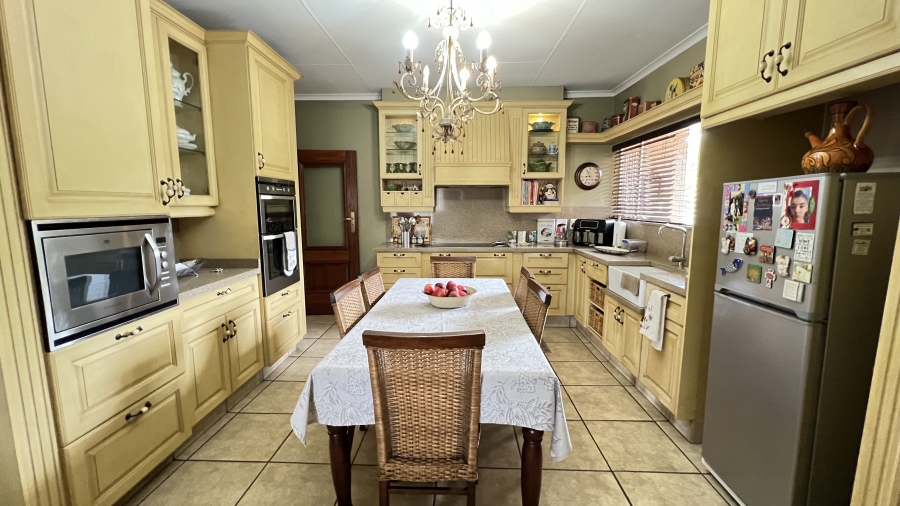 4 Bedroom Property for Sale in Helikonpark Gauteng
