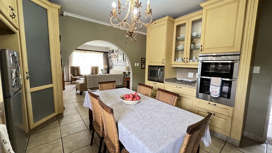 4 Bedroom Property for Sale in Helikonpark Gauteng