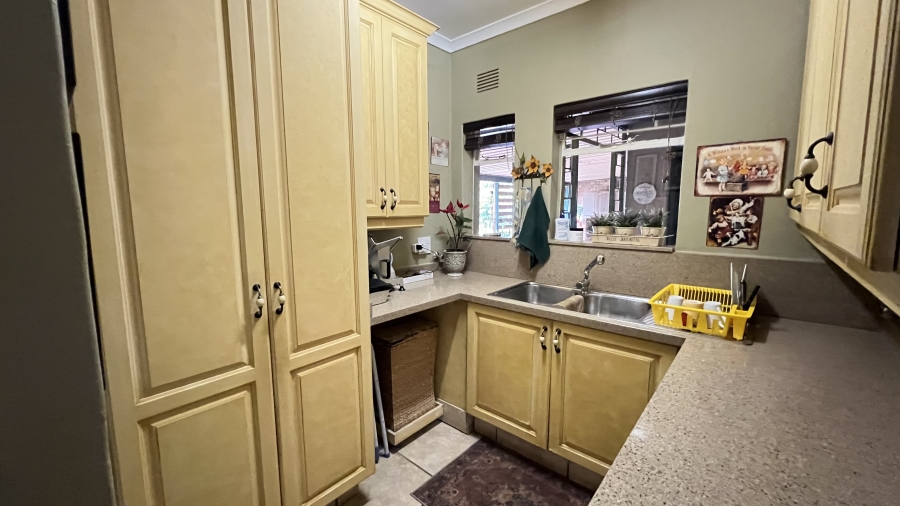 4 Bedroom Property for Sale in Helikonpark Gauteng