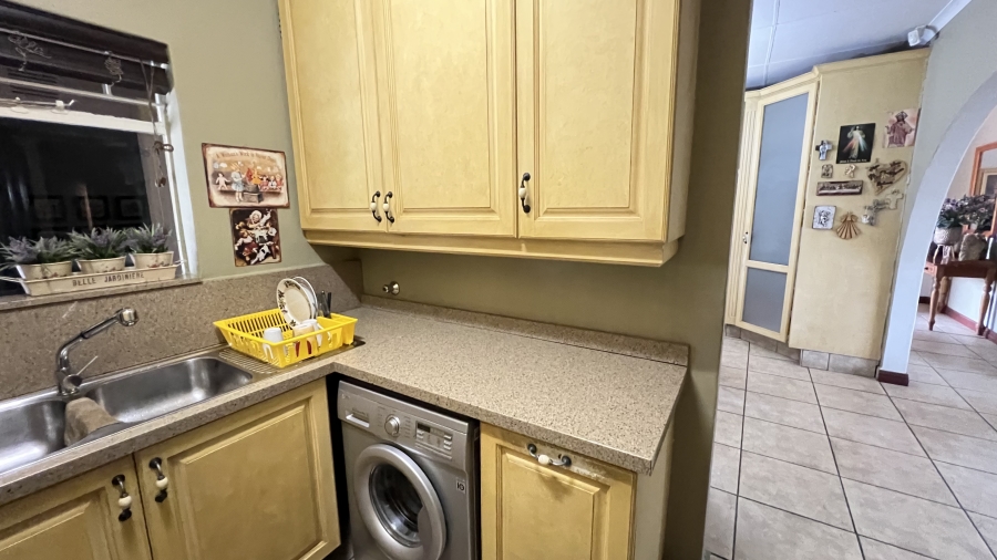 4 Bedroom Property for Sale in Helikonpark Gauteng