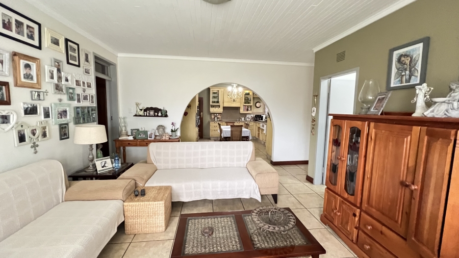 4 Bedroom Property for Sale in Helikonpark Gauteng